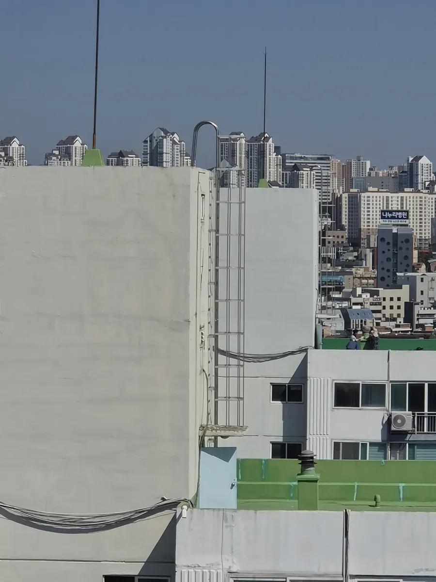 수원 아파트 옥탑 외벽에 설치된 수직안전사다리 측면 모습